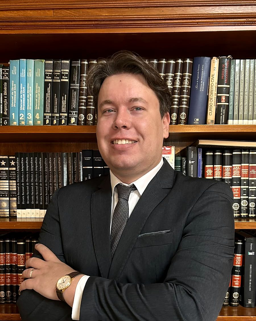 Dr. Lucas Ferreira Faleiros, advogado, no escritório